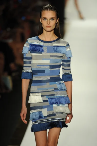 Modelo no Herve Leger por Max Azria desfile de moda — Fotografia de Stock