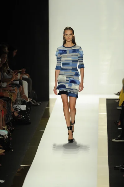 Modella alla sfilata di moda Herve Leger by Max Azria — Foto Stock