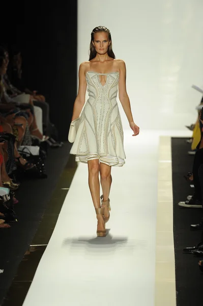 Model bei herve leger by max azria modenschau — Stockfoto