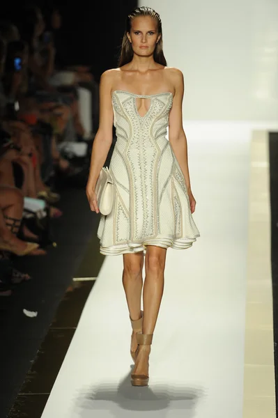 Modelo no Herve Leger por Max Azria desfile de moda — Fotografia de Stock