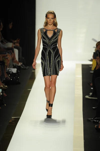 Model at Herve Leger by Max Azria fashion show — Stock Photo, Image