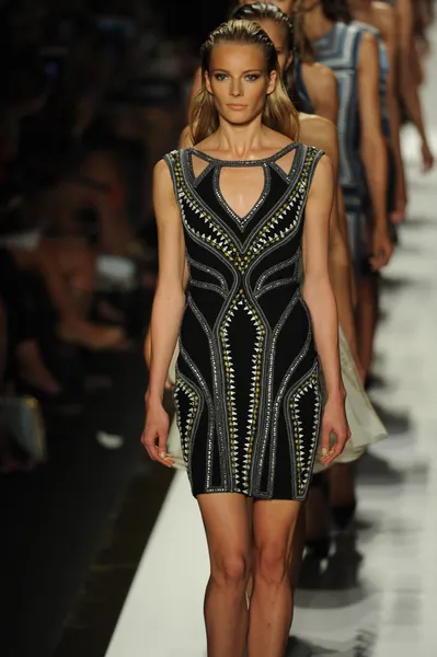 Μοντέλα στο herve leger από max azria μόδας δείχνουν — Φωτογραφία Αρχείου