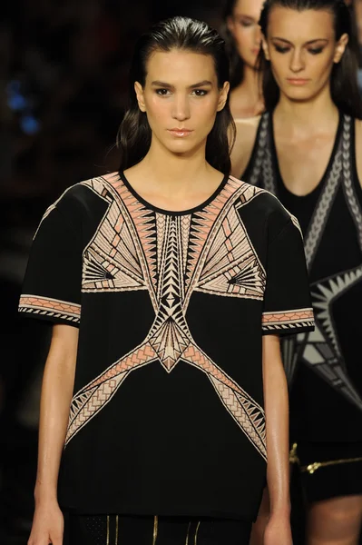 Modellen op herve leger door max azria mode weergeven — Stockfoto