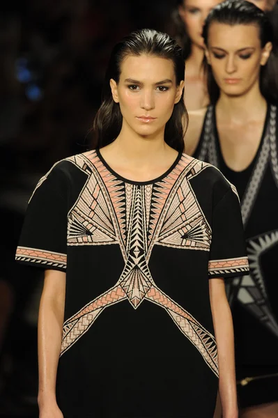 Модели Herve Leger от Max Azria — стоковое фото