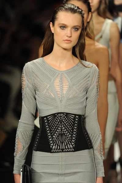 Modellen op herve leger door max azria mode weergeven — Stockfoto