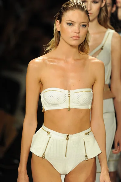 Modellen op herve leger door max azria mode weergeven — Stockfoto