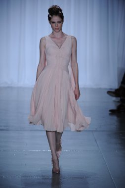 zac posen defilede model yürür