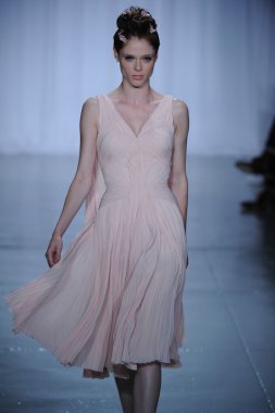 zac posen defilede model yürür