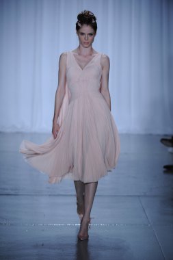 zac posen defilede model yürür