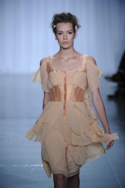 zac posen defilede model yürür