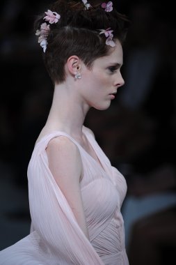 zac posen defilede model yürür