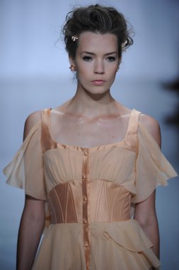 zac posen defilede model yürür