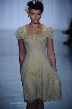 zac posen defilede model yürür