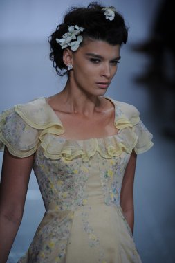 zac posen defilede model yürür