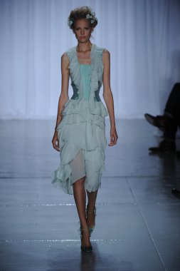 zac posen defilede model yürür