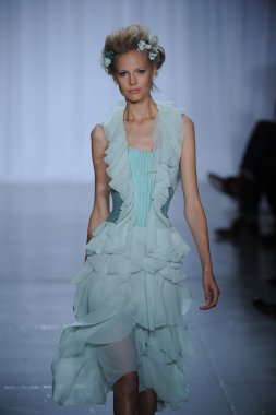 zac posen defilede model yürür