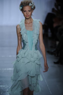 zac posen defilede model yürür