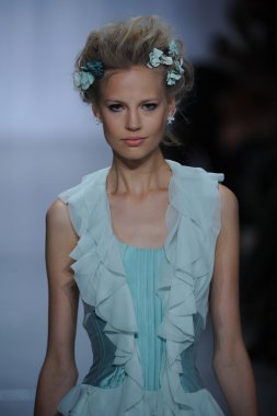 zac posen defilede model yürür