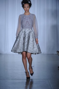 zac posen defilede model yürür