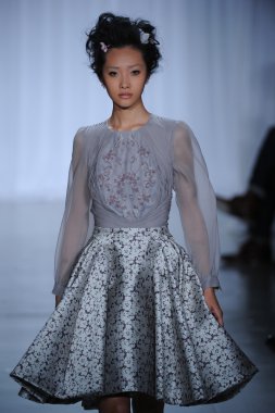 zac posen defilede model yürür