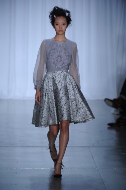 zac posen defilede model yürür