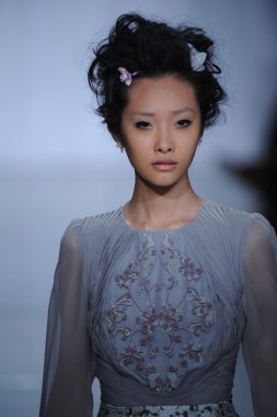 zac posen defilede model yürür