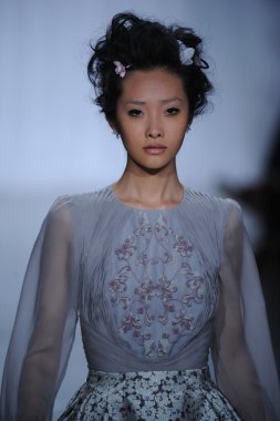 zac posen defilede model yürür