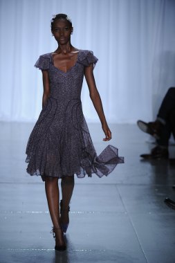 zac posen defilede model yürür