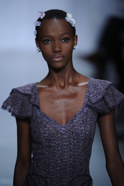 zac posen defilede model yürür