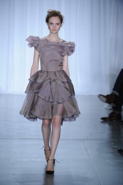 zac posen defilede model yürür