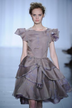 zac posen defilede model yürür