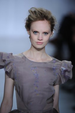 zac posen defilede model yürür