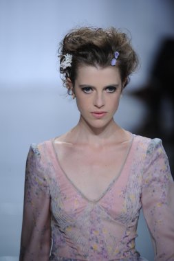 zac posen defilede model yürür