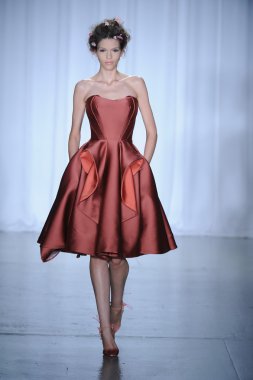 zac posen defilede model yürür