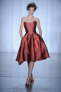 zac posen defilede model yürür