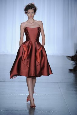 zac posen defilede model yürür