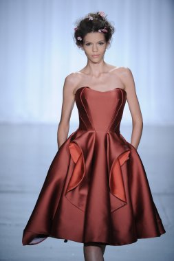 zac posen defilede model yürür