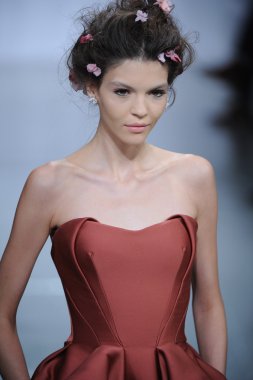 zac posen defilede model yürür