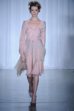 zac posen defilede model yürür