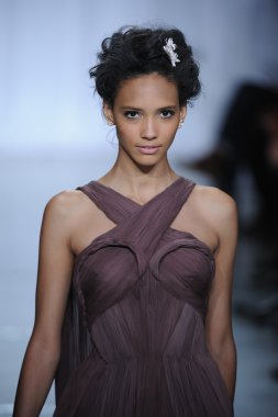 zac posen defilede model yürür