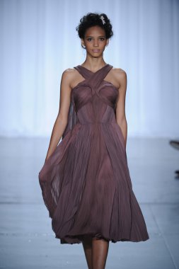 zac posen defilede model yürür