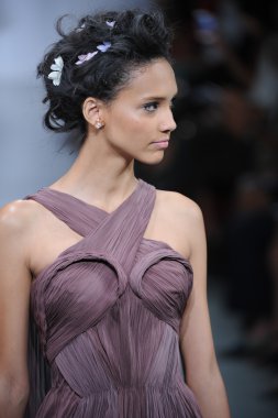 zac posen defilede model yürür