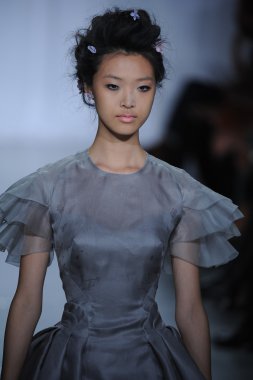 zac posen defilede model yürür