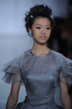 zac posen defilede model yürür