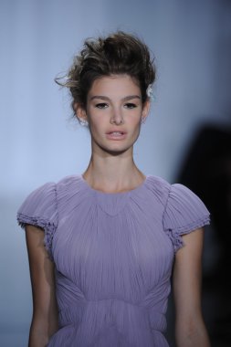 zac posen defilede model yürür