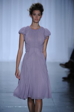 zac posen defilede model yürür