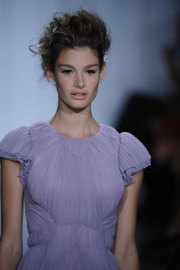 zac posen defilede model yürür