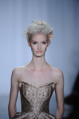 zac posen defilede model yürür