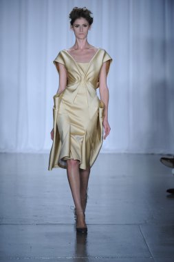 zac posen defilede model yürür