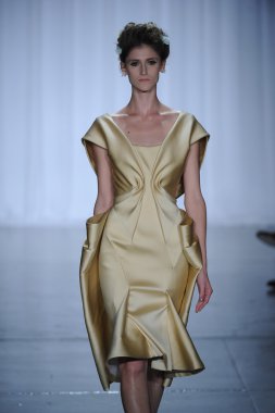 zac posen defilede model yürür